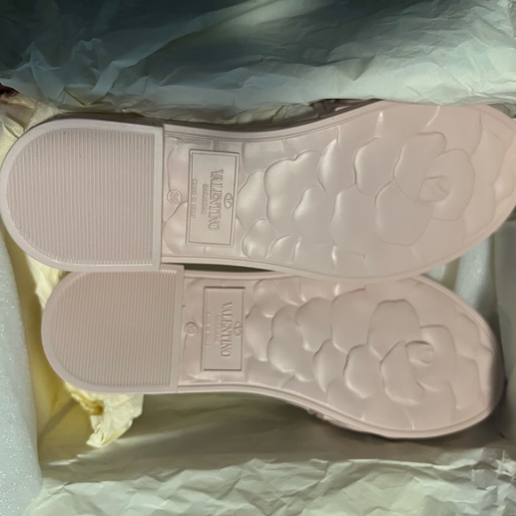 Brand new never worn Valentino Garavani Slide size 39